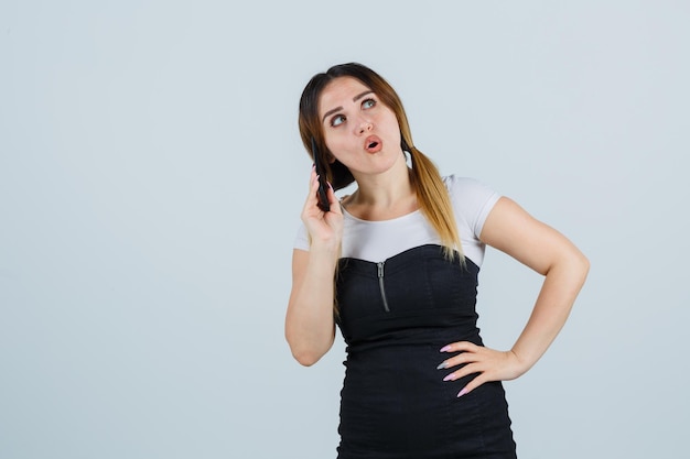 Mujer joven hablando por teléfono móvil