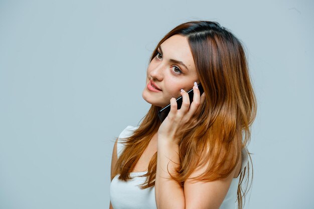 Mujer joven hablando por teléfono móvil