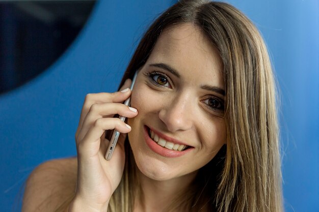 Mujer joven hablando por teléfono