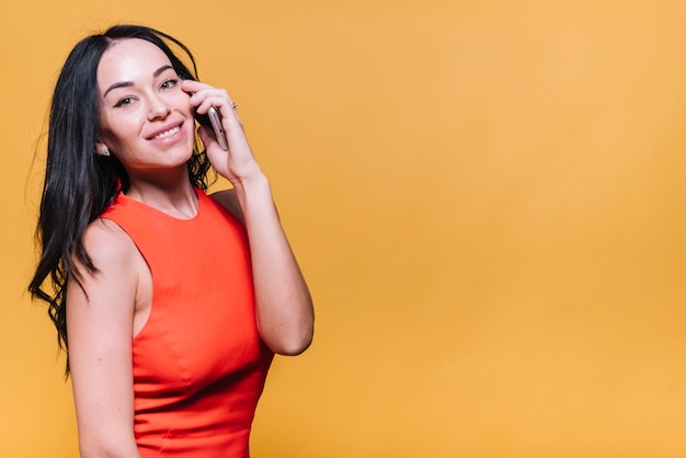 Mujer joven hablando por teléfono