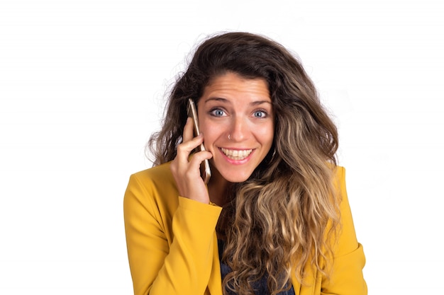 Foto gratuita mujer joven hablando por teléfono.