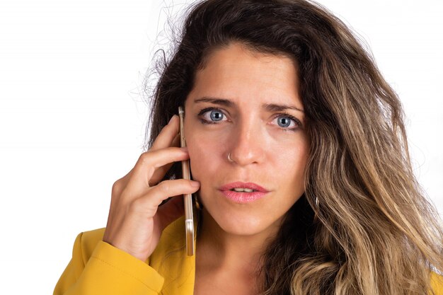 Mujer joven hablando por teléfono.