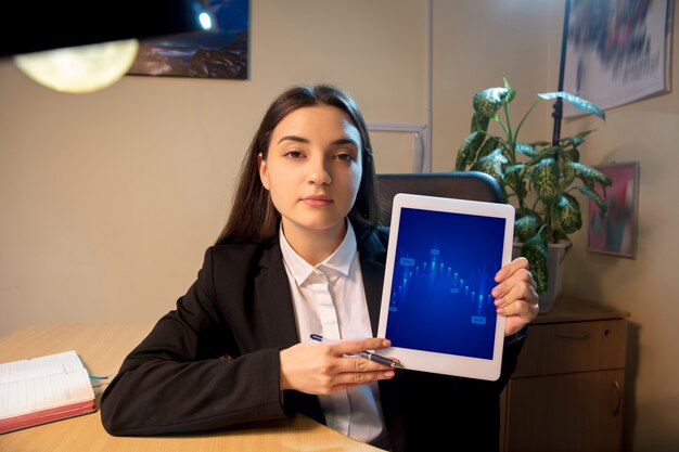 Mujer joven hablando, trabajando durante la videoconferencia con colegas, compañeros de trabajo en casa.