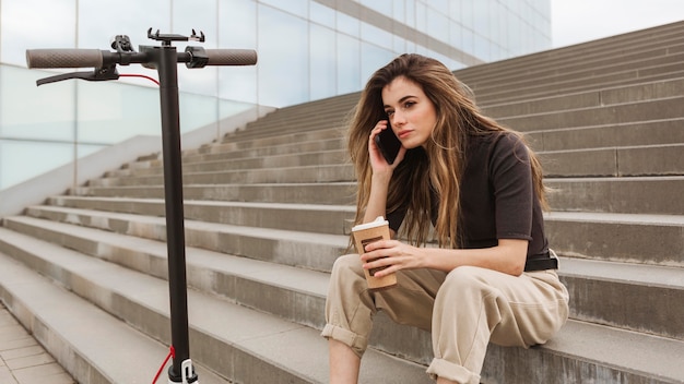 Mujer joven, hablar teléfono