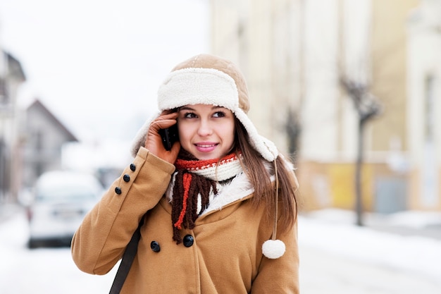 Foto gratuita mujer joven, hablar teléfono