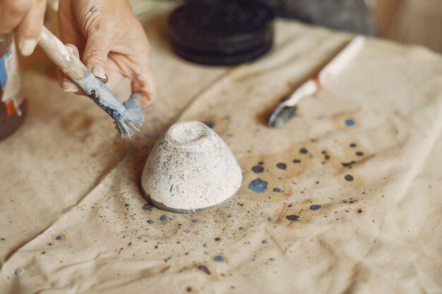 Mujer joven hace cerámica en taller