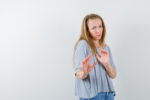 mujer joven, hacer, un, mano, gesto, blanco, plano de fondo