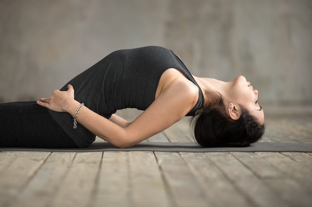 Mujer joven, hacer, Matsyasana, ejercicio, cicatrizarse