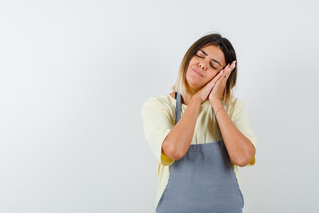 mujer joven, hacer, un, sueño, señal de mano, blanco, plano de fondo