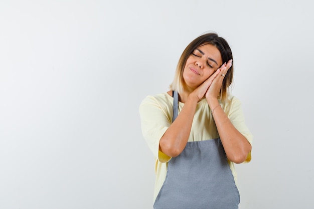 mujer joven, hacer, un, sueño, señal de mano, blanco, plano de fondo