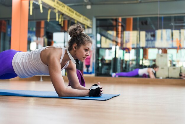 Mujer joven, hacer, tablón, ejercicio