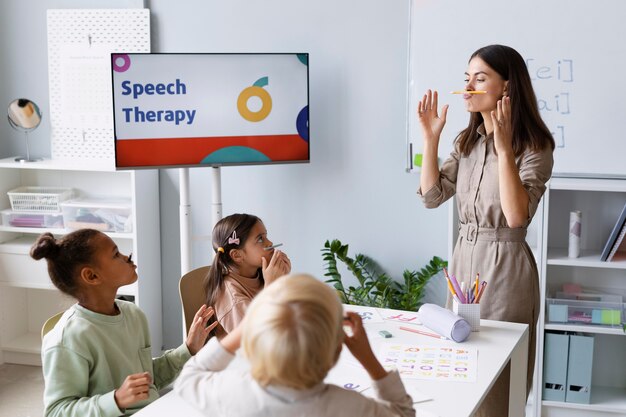 Mujer joven, hacer, terapia del habla, con, niños