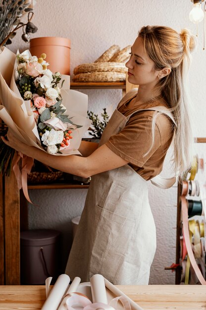 Mujer joven haciendo un bonito arreglo floral