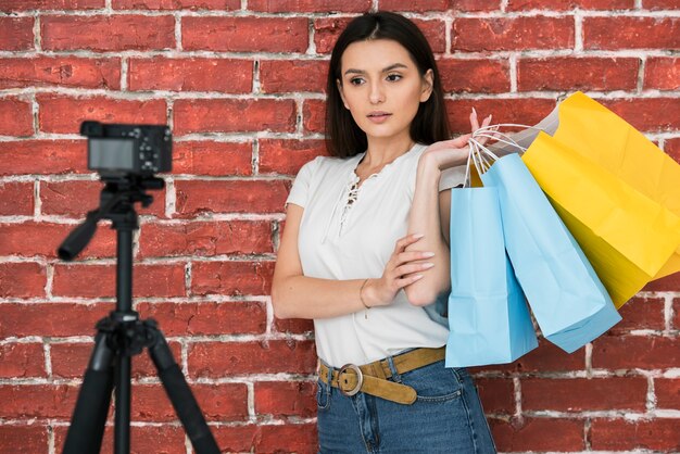 Mujer joven haciendo un comercial