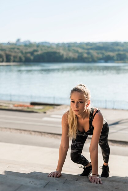 Mujer joven haciendo deporte en el parque