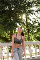 Foto gratuita mujer joven haciendo deporte en el parque