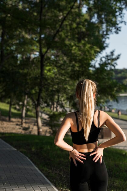 Mujer joven haciendo deporte en el parque