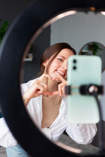 Mujer joven haciendo un divertido vlog