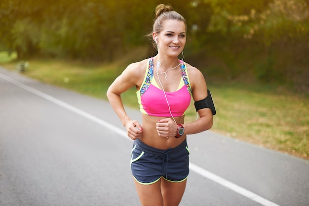 Foto gratuita mujer joven haciendo ejercicio al aire libre. buena forma de vencer algunas de tus debilidades.