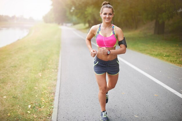 Mujer joven haciendo ejercicio al aire libre. Correr por la mañana me da energía para todo el día