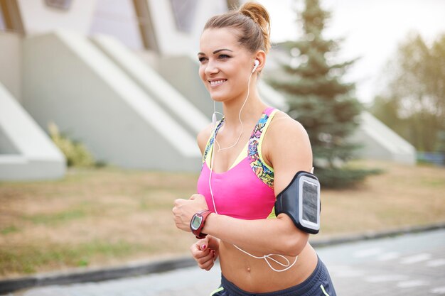 Mujer joven haciendo ejercicio al aire libre. Correr siempre mejora mi estado de ánimo