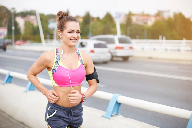 Mujer joven haciendo ejercicio al aire libre. El estilo de vida saludable es mi prioridad