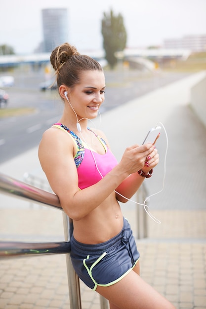 Mujer joven haciendo ejercicio al aire libre. Mujer preparándose para su entrenamiento diario