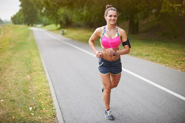 Mujer joven haciendo ejercicio al aire libre. Trotar es mi rutina matutina