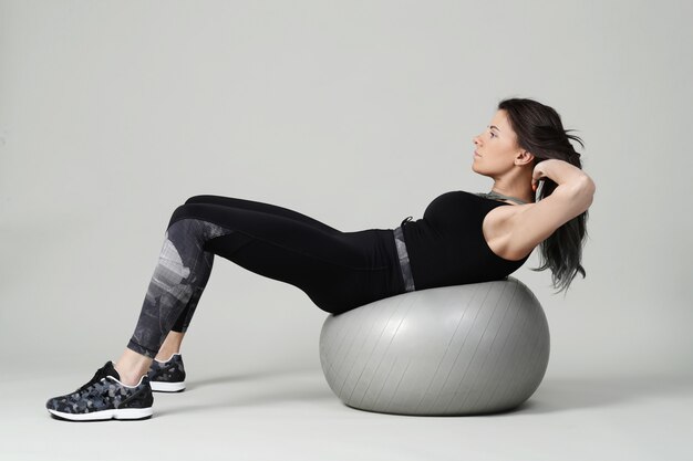 Mujer joven haciendo ejercicio, fitness