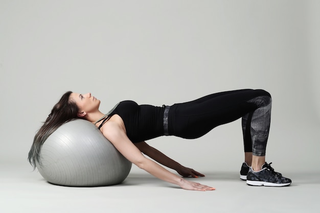 Mujer joven haciendo ejercicio, fitness