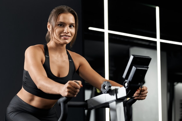 Mujer joven haciendo ejercicio en el gimnasio