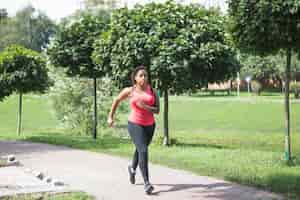 Foto gratuita mujer joven haciendo ejercicio en el parque