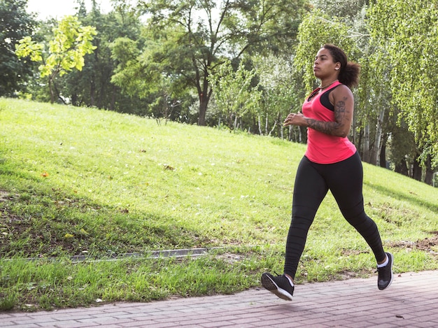 Mujer joven haciendo ejercicio en el parque