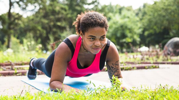 Mujer joven haciendo ejercicio en el parque