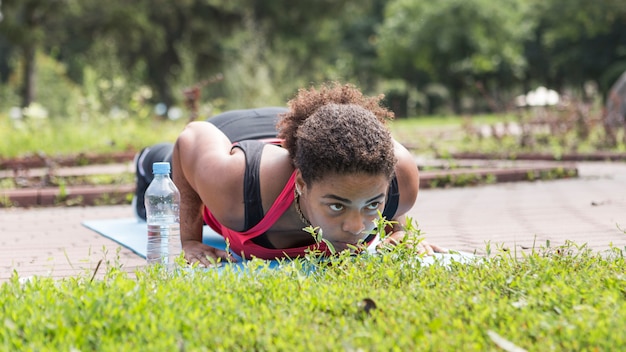 Mujer joven haciendo ejercicio en el parque