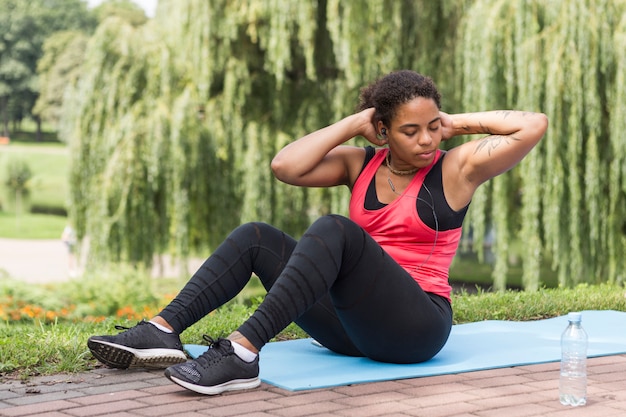 Mujer joven haciendo ejercicio en el parque