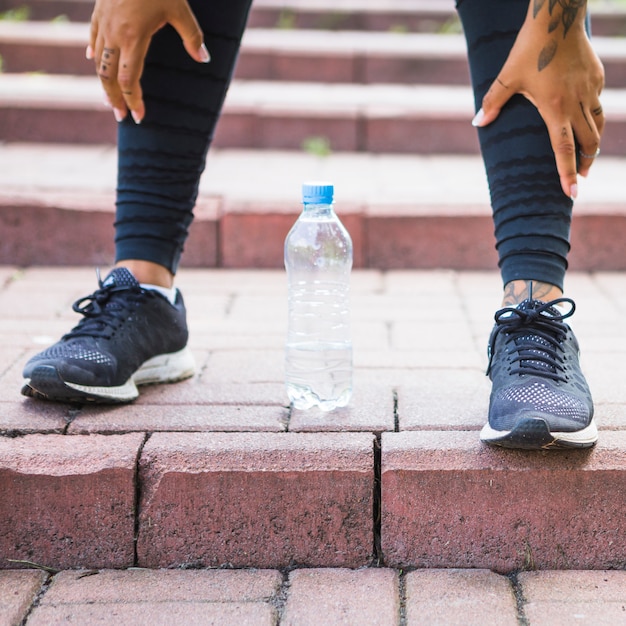 Foto gratuita mujer joven haciendo ejercicio en el parque