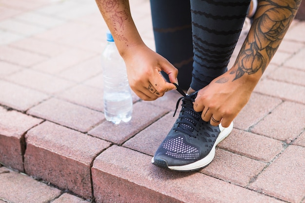 Foto gratuita mujer joven haciendo ejercicio en el parque