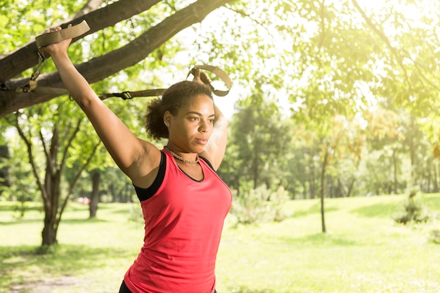 Foto gratuita mujer joven haciendo ejercicio en el parque