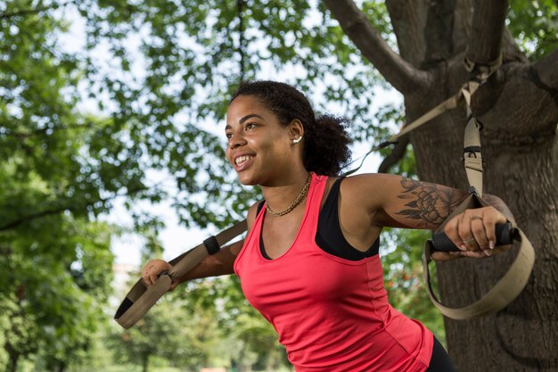 Mujer joven haciendo ejercicio en el parque