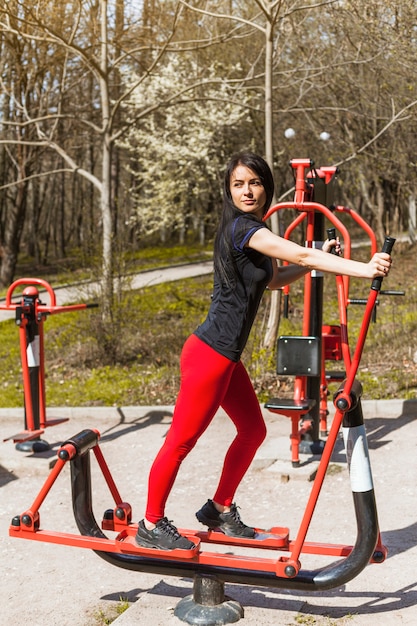 Mujer joven haciendo ejercicios al aire libre