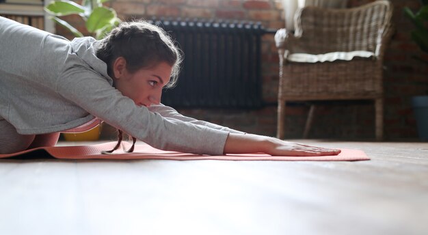 Mujer joven haciendo ejercicios en casa