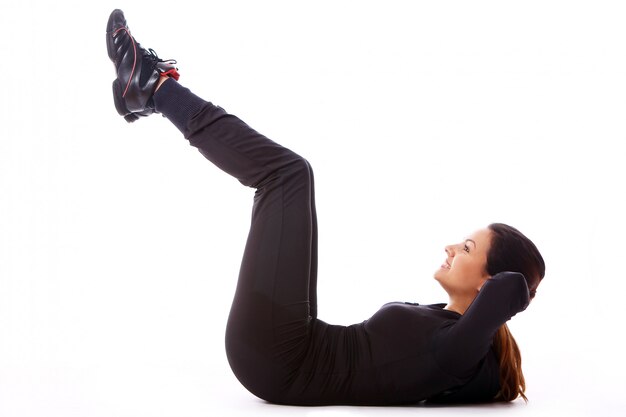 Mujer joven haciendo ejercicios de fitness