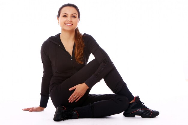 Mujer joven haciendo ejercicios de fitness