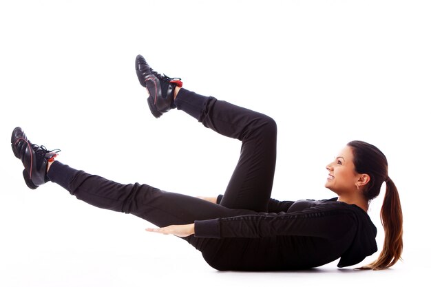 Mujer joven haciendo ejercicios de fitness