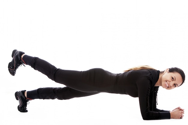 Mujer joven haciendo ejercicios de fitness