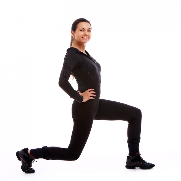 Mujer joven haciendo ejercicios de fitness