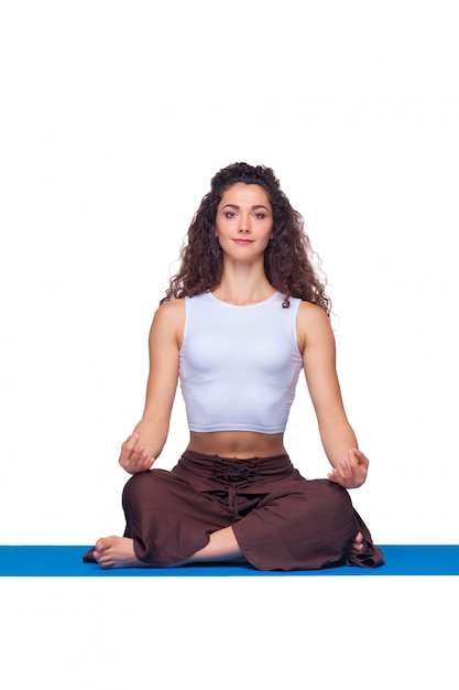 mujer joven haciendo ejercicios de yoga aislados