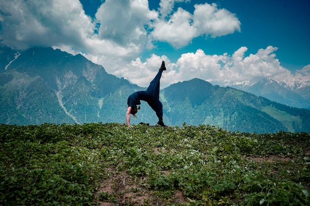 Mujer joven haciendo ejercicios de yoga en un entorno natural