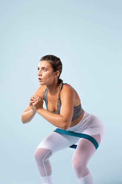 Mujer joven haciendo fitness en ropa deportiva